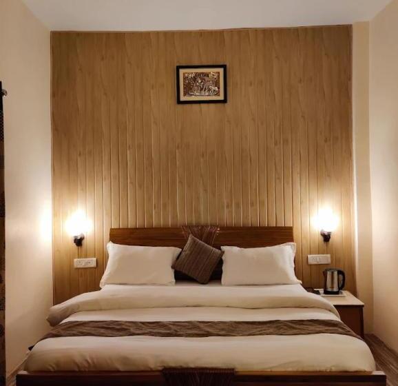 Hotel Dhanaulti Breeze Homestay