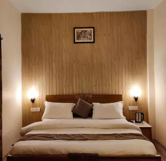 Hotelli Dhanaulti Breeze Homestay
