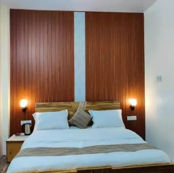 Hotelli Dhanaulti Breeze Homestay