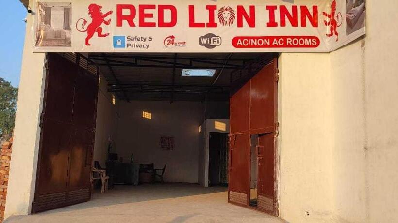 בית מלון כפרי Oyo Red Lion Inn