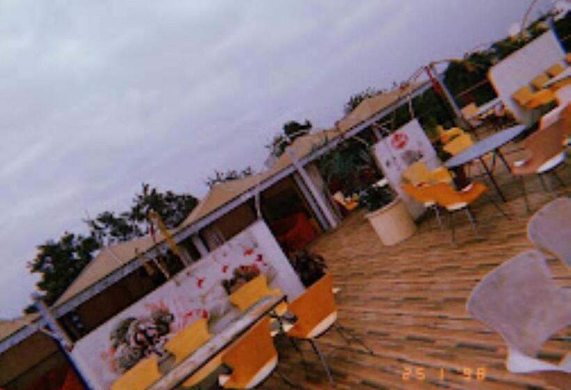 בית מלון כפרי New Regal Palace Jalgaon