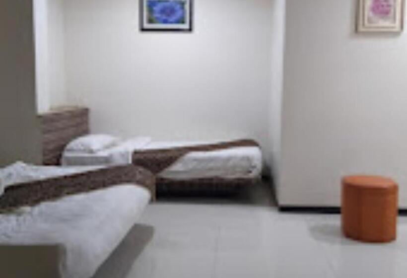 בית מלון כפרי New Regal Palace Jalgaon