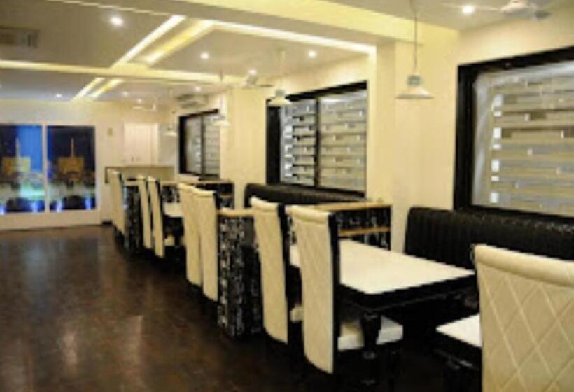 בית מלון כפרי New Regal Palace Jalgaon