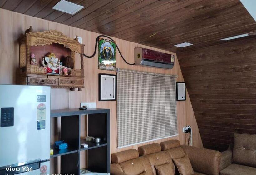 Отель Yuv Aureate