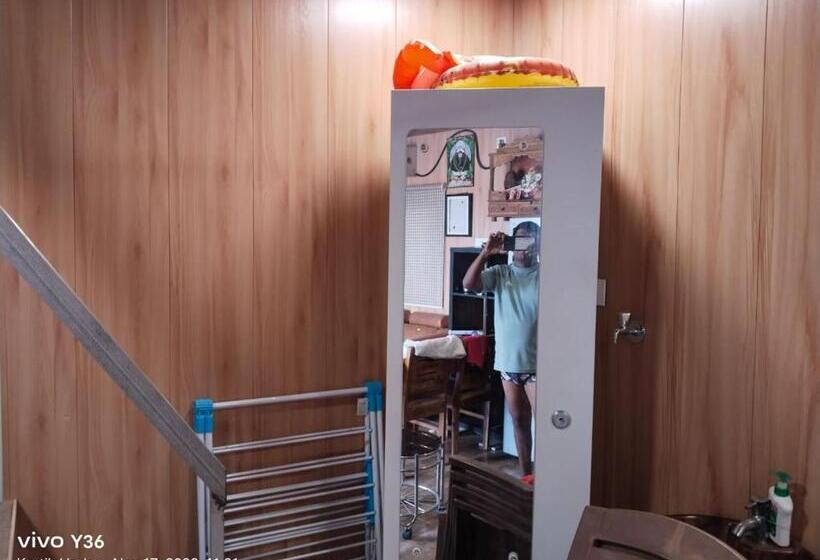 Отель Yuv Aureate