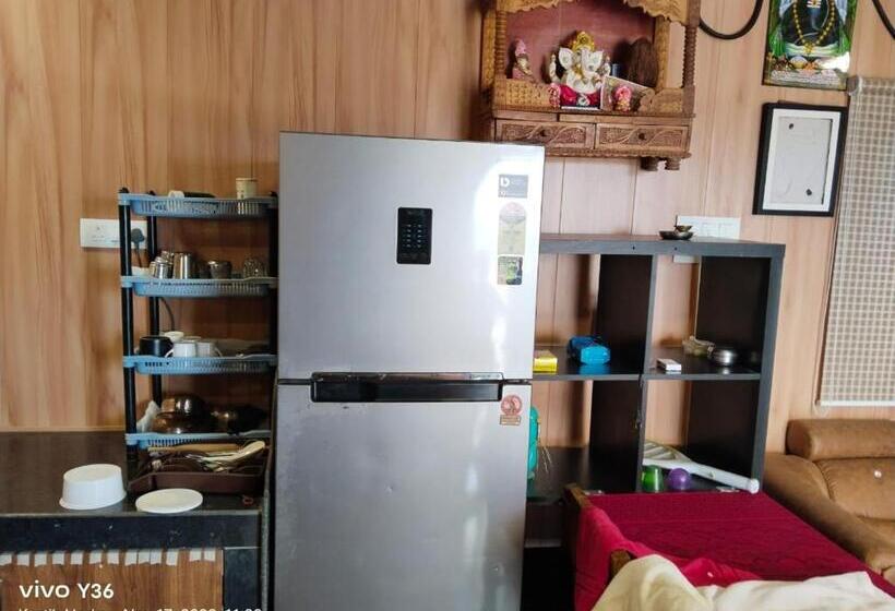 Отель Yuv Aureate