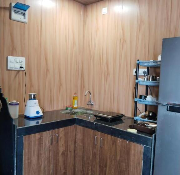 Отель Yuv Aureate