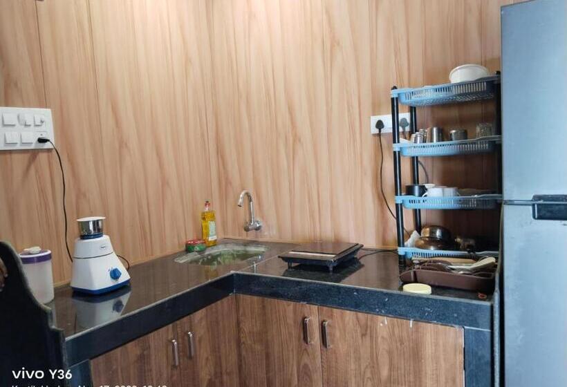 Отель Yuv Aureate