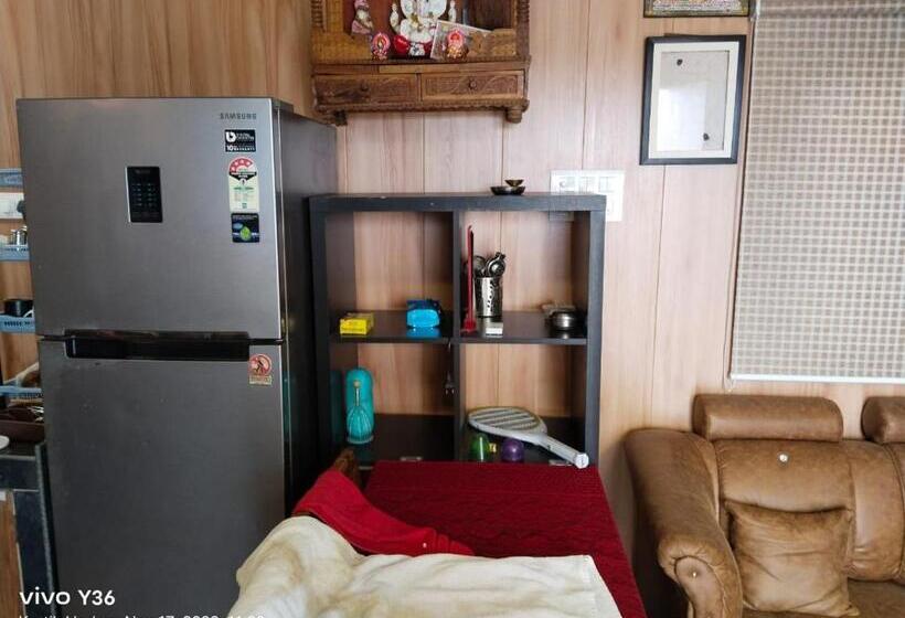 Отель Yuv Aureate