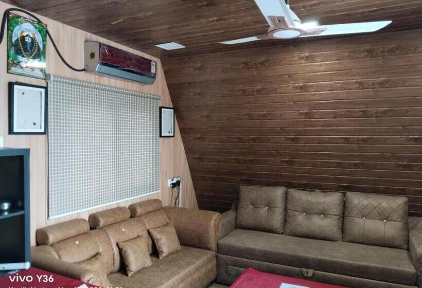 Отель Yuv Aureate