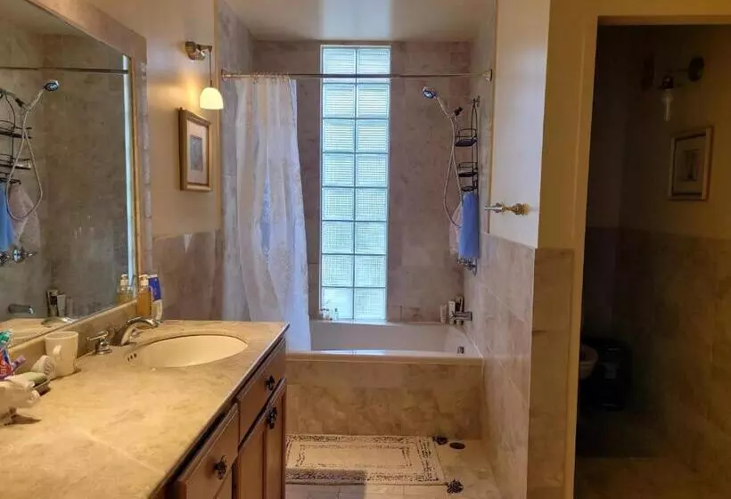 پانسیون Guam Theo House