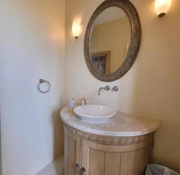 پانسیون Guam Theo House