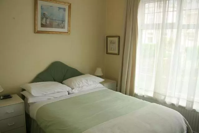 پانسیون Guesthouse 24 7 The Old Knoll Guesthouse