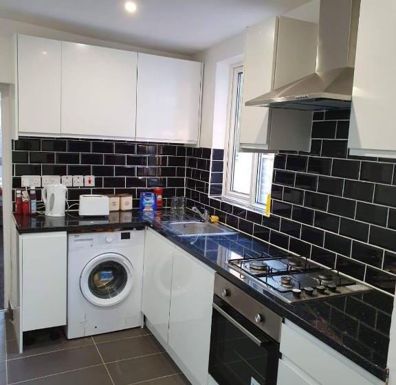 膳宿费 Room With King Size Bed And Private En Suite Bathroom In The Centre