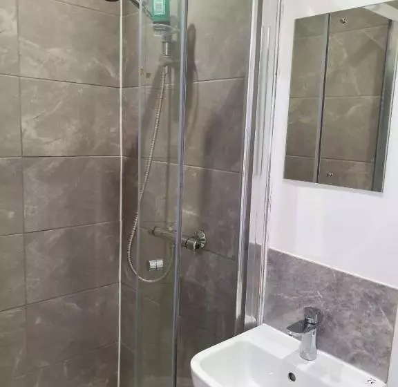 ペンション Room With King Size Bed And Private En Suite Bathroom In The Centre