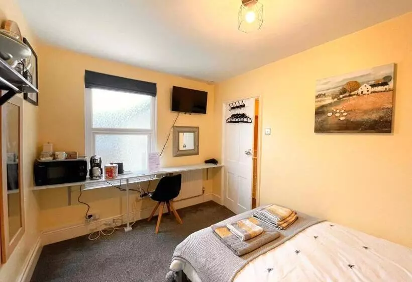 ベッドアンドブレックファースト Double Room In Newhaven With Own Tv & Microwave  Plus Cereal And Toast Breakfast