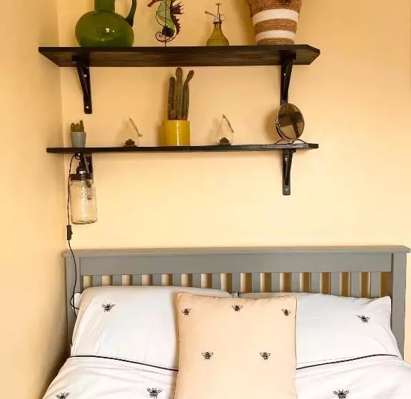 ベッドアンドブレックファースト Double Room In Newhaven With Own Tv & Microwave  Plus Cereal And Toast Breakfast
