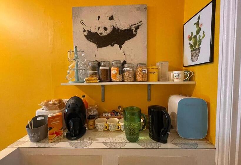 ベッドアンドブレックファースト Double Room In Newhaven With Own Tv & Microwave  Plus Cereal And Toast Breakfast