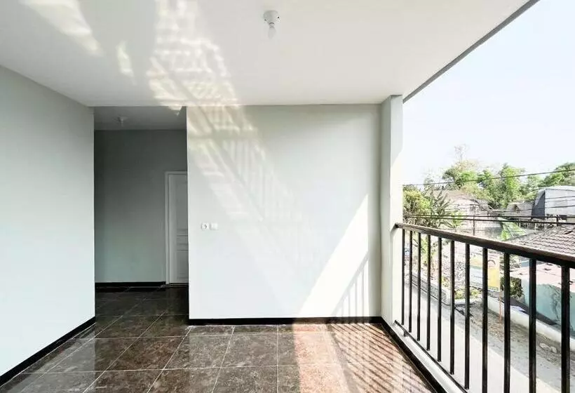 Hotelli Reddoorz Near Makam Bung Karno Blitar