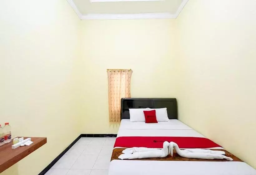 Hotelli Reddoorz Near Makam Bung Karno Blitar