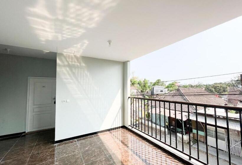 בית מלון כפרי Reddoorz Near Makam Bung Karno Blitar