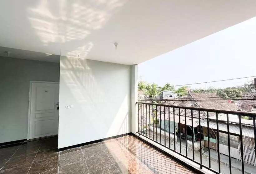 Hotelli Reddoorz Near Makam Bung Karno Blitar