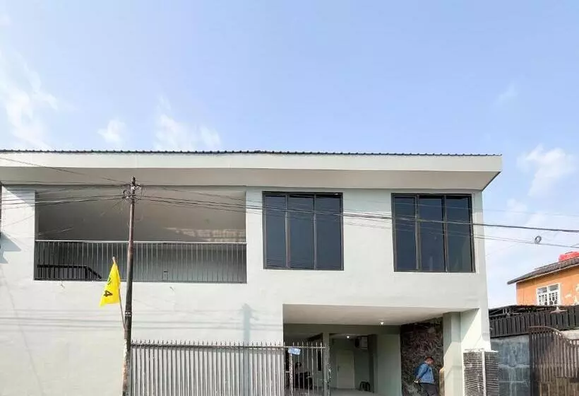 Hotelli Reddoorz Near Makam Bung Karno Blitar