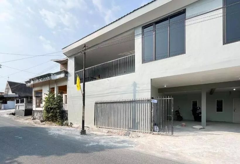 Hotelli Reddoorz Near Makam Bung Karno Blitar