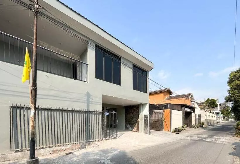 Hotelli Reddoorz Near Makam Bung Karno Blitar