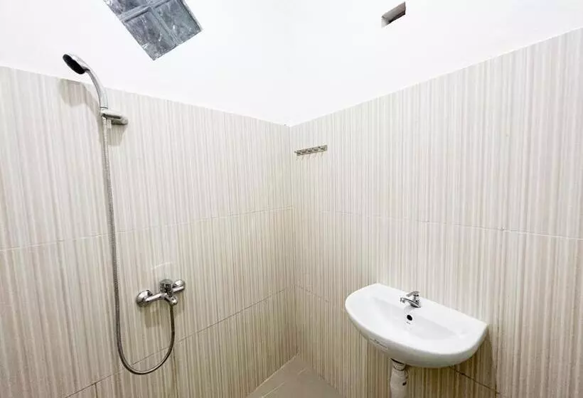 Hotelli Reddoorz Near Makam Bung Karno Blitar