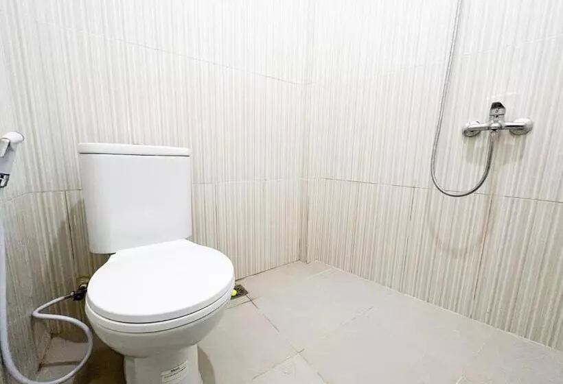 Hotelli Reddoorz Near Makam Bung Karno Blitar