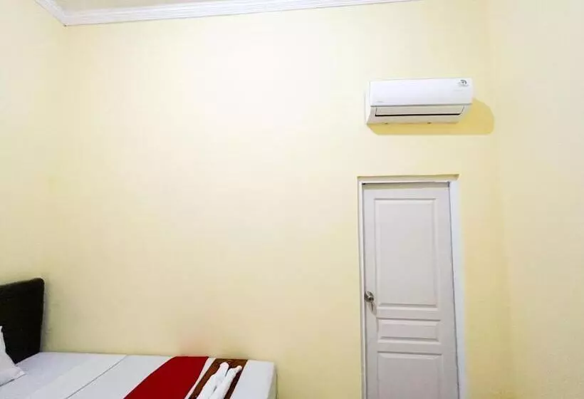 Hotelli Reddoorz Near Makam Bung Karno Blitar