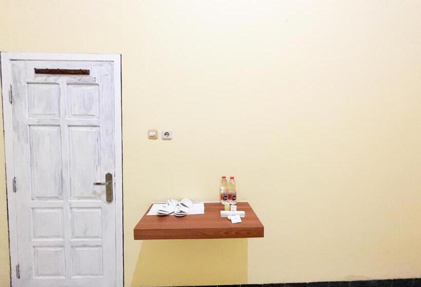 בית מלון כפרי Reddoorz Near Makam Bung Karno Blitar