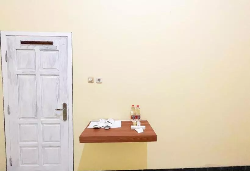 Hotelli Reddoorz Near Makam Bung Karno Blitar