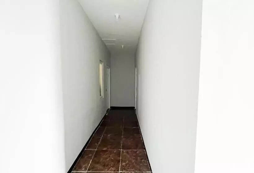 Hotelli Reddoorz Near Makam Bung Karno Blitar