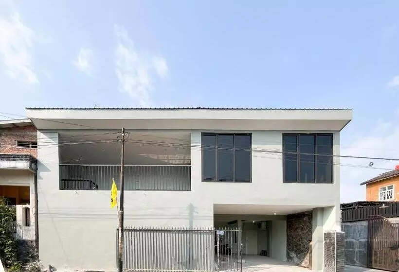 Hotelli Reddoorz Near Makam Bung Karno Blitar