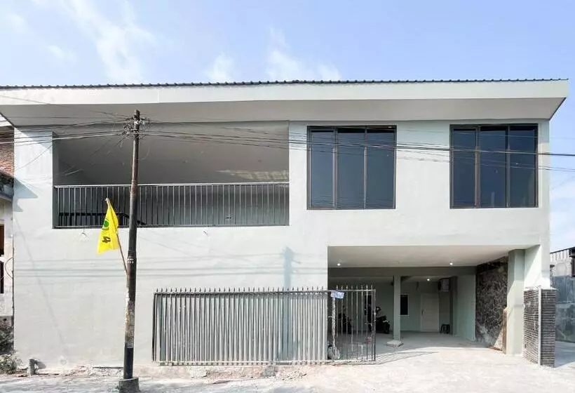 Hotelli Reddoorz Near Makam Bung Karno Blitar