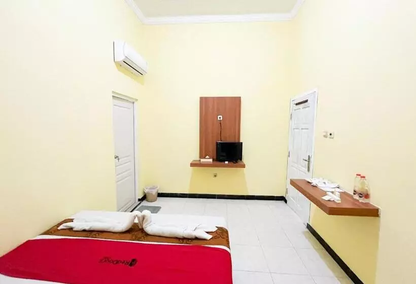 Hotelli Reddoorz Near Makam Bung Karno Blitar