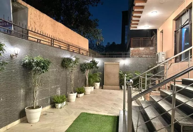 ホテル Room With Kitchen Near Golf Course Road