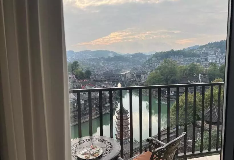Majatalo Phoenix Best River View B&b