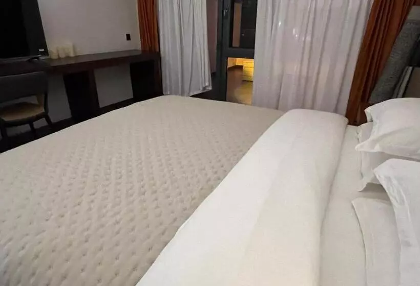 Majatalo Phoenix Best River View B&b
