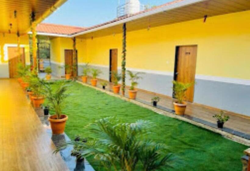 Отель Country In Lodging, Satara