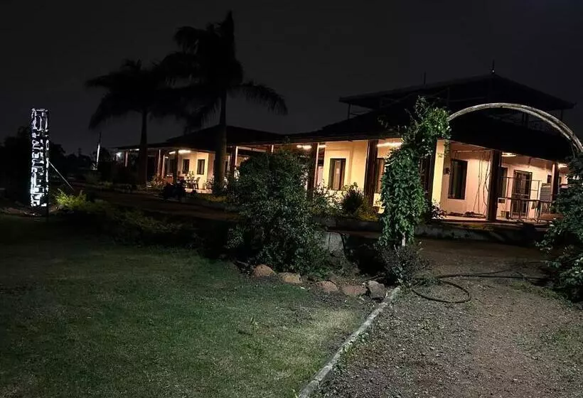 Hotelli The Sunset Lawns