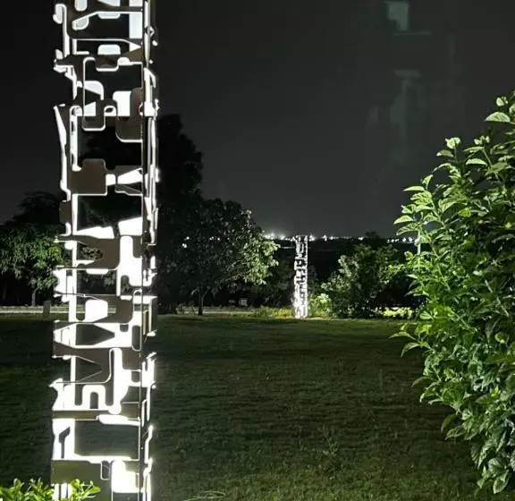Hotelli The Sunset Lawns