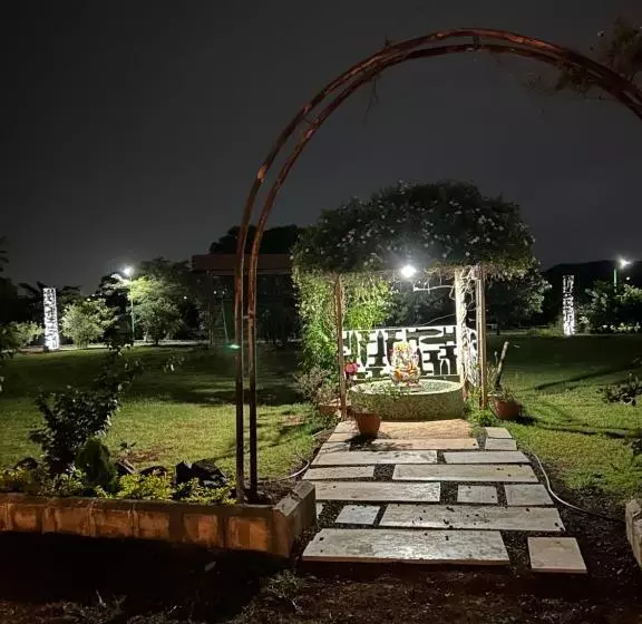 Hotelli The Sunset Lawns