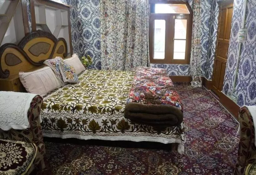 ペンション Wani Guest House