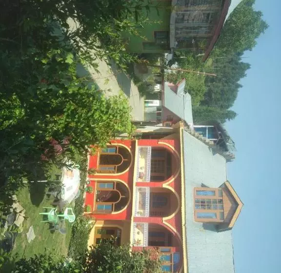 ペンション Wani Guest House