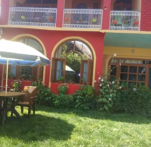ペンション Wani Guest House