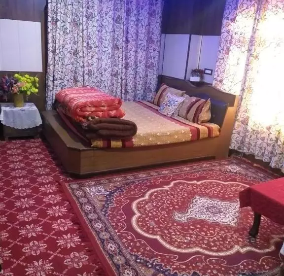 ペンション Wani Guest House