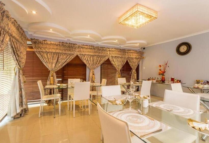 Пансион Room In Guest Room   Ezulwini Guest House   Queen Room With Balcony For 2 Guests In Ballito